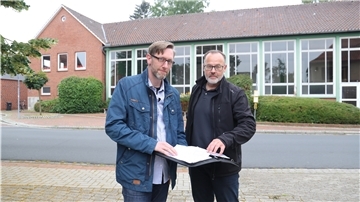 Zwei Männer vor der Sporthalle in Beverstedt.
