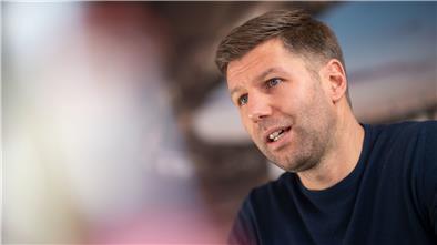 ARD-Experte Thomas Hitzlsperger übt Kritik an der WM in Katar.
