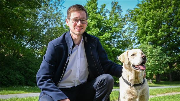 Arend Müller arbeitet beim Auswärtigen Amt in Berlin. Wenn er auf Heimatbesuch in Laven bei Bremerhaven ist, gehört Hund Olaf viel Aufmerksamkeit.