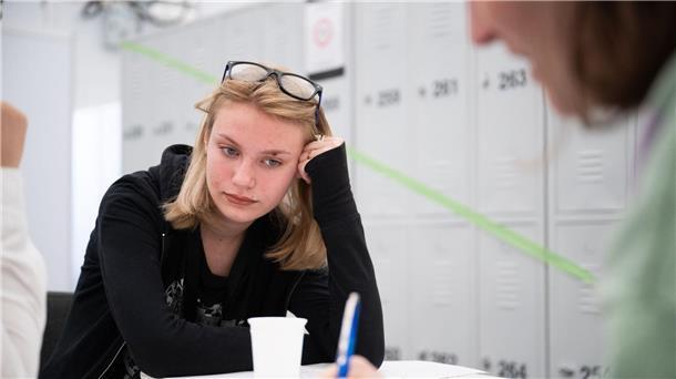 So ist das Leben in einer beengten Flüchtlingsunterkunft Arina aus der Ukraine sitzt im Ankunftszentrum am ehemaligen Flughafen Tegel.
