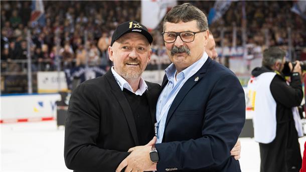 Arm in Arm nach der Finalentscheidung: Ex-Pinguins-Spieler und Eisbären-Co-Trainer Craig Streu und Alfred Prey verbindet auch 15 Jahre nach dem Abschied aus Bremerhaven eine enge Freundschaft.