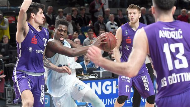 Armani Moore (Zweiter von links) weiß, wie es ist, in der ÖVB-Arena in Bremen zu spielen.