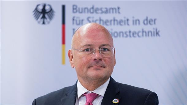 Arne Schönbohm, Präsident des Bundesamtes für Sicherheit in der Informationstechnik (BSI),  bei einem Besuch der Bundesinnenministerin.