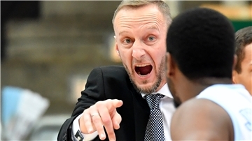 Arne Woltmann mit offenem Mund, gestikuliert.