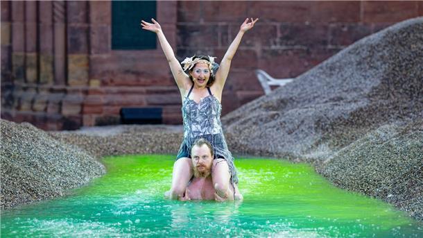 Kampf im Kies - Nibelungen-Festspiele zeigen „See aus Asche“ Arnold (oben) und Salthe (unten) baden bei der Fotoprobe im Drachenblut. (Archivfoto)