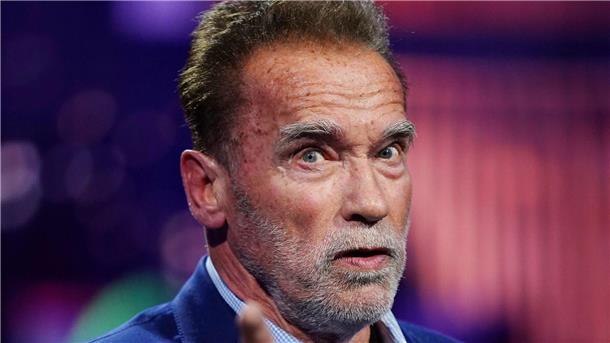 Zoll stoppt Arnold Schwarzenegger am Münchner Flughafen Arnold Schwarzenegger ist vom Zoll am Münchener Flughafen festgesetzt worden.