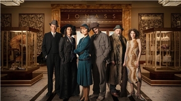 Arthur Grünberg (Alexander Scheer, l-r), Alice Grünberg (Nina Kunzendorf), Vicky Maler (Naemi Feitisch), Harry Grünberg (Ludwig Simon), Carl Goldmann (Samuel Finzi), Elsie Schön (Amy Benkenstein) im Kaufhaus „Jonass“.