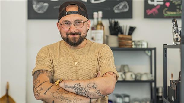 Vereint Süßes und Herzhaftes - Arthur Schäfer und seine Cakes & Bowls Arthur Schäfer vom Bremerhavener Lokal Cakes and Bowls.