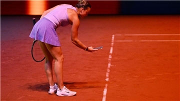 Aryna Sabalenka hält einen umstrittenen Ballabdruck fest.