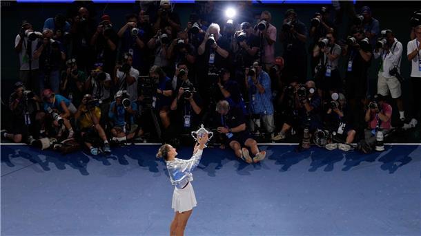 Bilder des Tages Aryna Sabalenka präsentiert den Fotografen ihren Pokal.