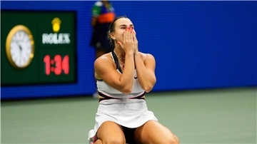 Aryna Sabalenka sackte nach dem Erfolg überglücklich auf den Boden.