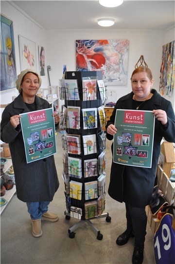 Assia Bouraada (links) und Tanja Ahlhorn sorgen im Rahmen des „EigenArt"-Kunstmalerinnen-Projektes dafür, dass jede Postkarte "ein Original" ist.
