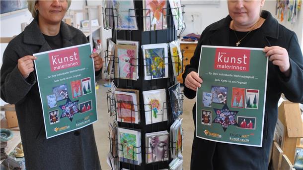 Assia Bouraada (links) und Tanja Ahlhorn sorgen im Rahmen des „EigenArt“-Kunstmalerinnen-Projektes dafür, dass jede Postkarte „ein Original“ ist.