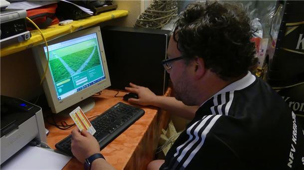 Ein Tag im Leben eines Kreisliga-Schiedsrichters Assistent Christian Bohling füllt nach dem Spiel im Computerraum zwischen Bier- und Kornkisten den Spielbericht aus.