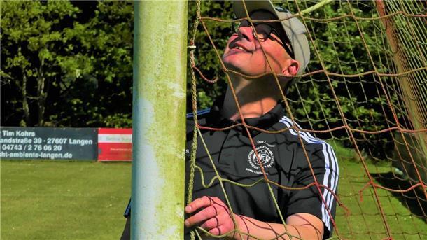 Ein Tag im Leben eines Kreisliga-Schiedsrichters Assistent Uwe Louwes kontrolliert die Tornetze.