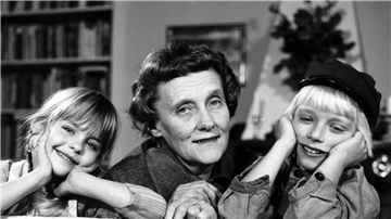 Astrid Lindgren 1972 mit Lena Wisborg (l) und Jan Ohlsson, den beiden Hauptdarstellern ihrer Buch-Verfilmung „Michel bringt die Welt in Ordnung“.