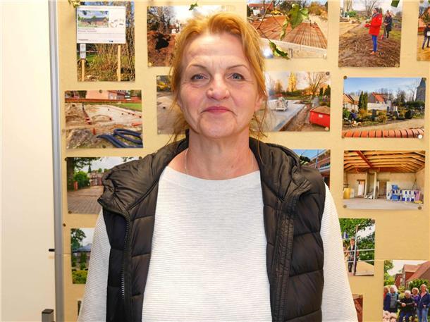 Eine Frau blickt in die Kamera.