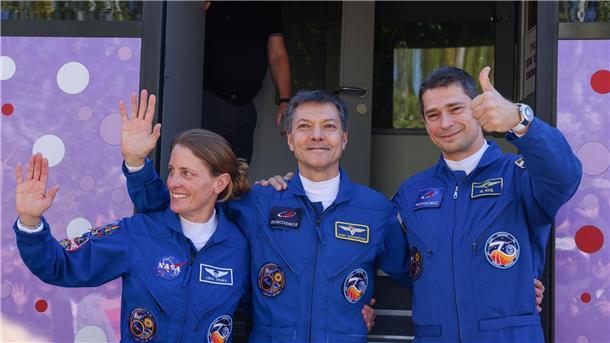 Moskau will Abkommen für ISS-Raumflüge mit USA verlängern Astronautin Loral O’Hara und ihre Kosmonauten-Kollegen Oleg Kononenko und Nikolai Chub vor dem Start des Raumschiffs.