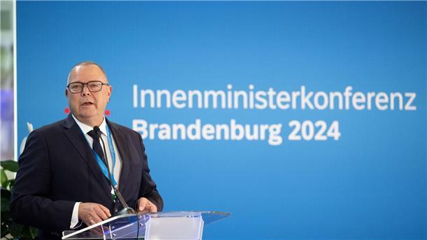 Länder fordern „konkrete Modelle“ zu Asylverfahren Asylverfahren in Drittstaaten? „Ich lasse mich gerne überzeugen davon, dass das versucht werden sollte“, sagt Brandenburger Innenminister Michael Stübgen.