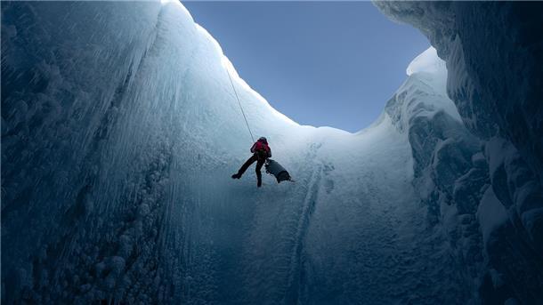 Eisforscher in Gletscherspalte auf Grönland