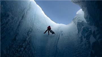 Eisforscher in Gletscherspalte auf Grönland