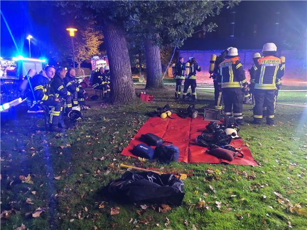 Großbrand zerstört Bauernhaus in Granstedt: Über 120 Einsatzkräfte im Einsatz Atemschutzgeräteträger warten auf ihren Einsatz.