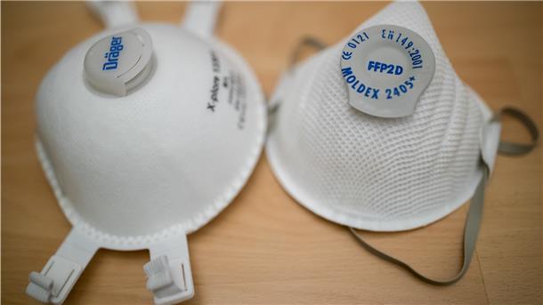 Atemschutzmasken (links, partikelfiltrierende Halbmaske) der Schutzklasse FFP2 ( Filtering Face Piece) und FFP3.
