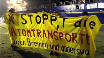 Atomkraftgegner haben immer wieder in Bremerhaven gegen den Transport von hochradioaktiven Plutonium durch Hafen und Wohngebiete protestiert. Der Senat hat deshalb 2012 den Umschlag verboten. Zu Unrecht, wie jetzt das Bundesverfassungsgericht feststellte.