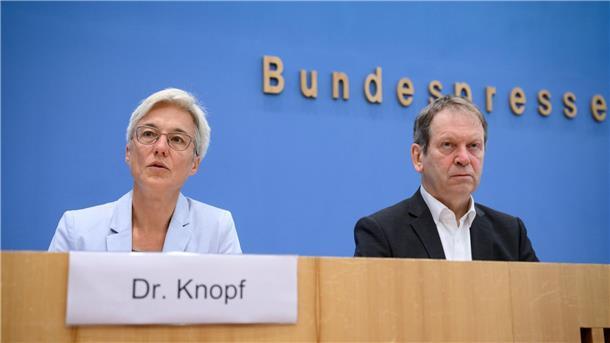 Verbände rufen Bundesregierung zu Klima-Kurskorrektur auf Attestieren dem Klimakurs der Bundesregierung große Lücken: Hans-Martin Henning (r), Vorsitzender und Brigitte Knopf, stellvertretende Vorsitzende vom Expertenrat für Klimafragen.