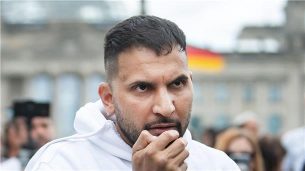 Staatsanwaltschaft: Türkei liefert Hildmann nicht aus Attila Hildmann bei einer Demonstration gegen die Corona-Politik der Bundesregierung am Bundeskanzleramt (2020).