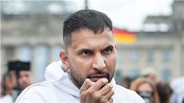 Attila Hildmann bei einer Demonstration gegen die Corona-Politik der Bundesregierung am Bundeskanzleramt (2020).