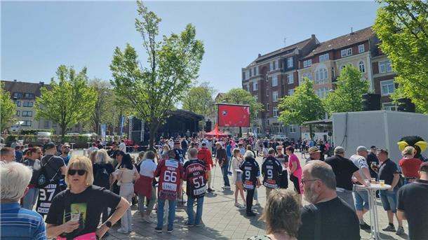 Die große Abschlussfeier der Pinguins: Bremerhaven feiert seine Eishockey-Helden Auch am Konrad-Adenauer-Platz ist schon was los.
