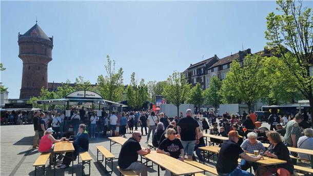 Die große Abschlussfeier der Pinguins: Bremerhaven feiert seine Eishockey-Helden Auch am Konrad-Adenauer-Platz ist schon was los.