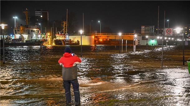 DER ADVENTS-STURM (Update 50): Hochwasser hat Stadt und Land im Griff, Schäden auch in der Wesermarsch, Zugverkehr weiter gestört Auch an der Weserfähre ist das Wasser übers Ufer getreten.