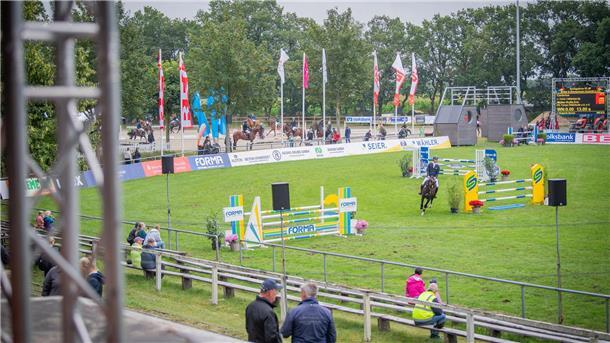 Elmloher Reitertage starten verregnet: Der Donnerstag in Bildern Elmloher Reitertage 2023 - Donnerstag. Im Bild: Feature vom Turnier.