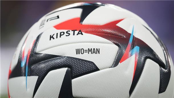Französischer Fußball setzt Zeichen gegen Sexismus Auch auf den Bällen wird ein Zeichen gegen Sexismus und für Gleichberechtigung gesetzt.