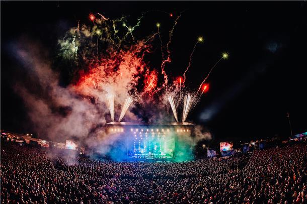 Insider-Tipps für das Deichbrand-Festival 2024: So holt ihr das Maximum raus! Das Deichbrand-Festival bei Nacht.