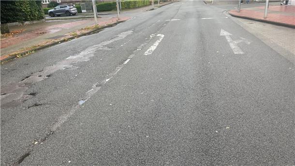 Straße mit abgefahrenen Markierungen