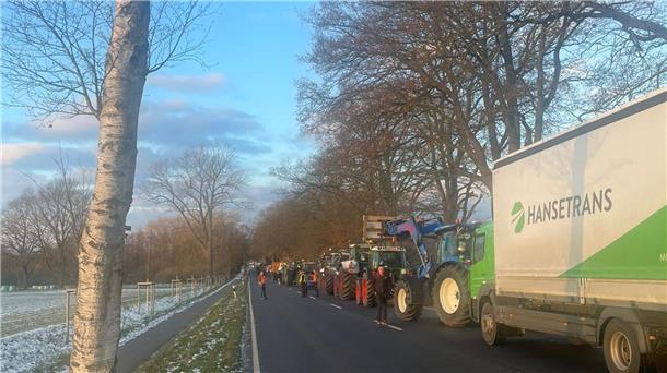 Bauernproteste: Heute Morgen wird der Hafen in Bremerhaven blockiert Auch auf der B75 bei Stuckenborstel im Kreis Rotenburg steht der Verkehr.