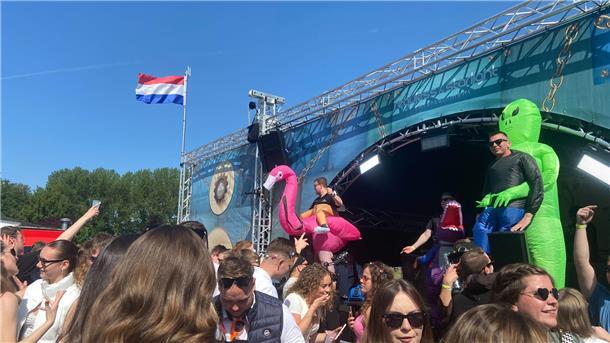 Der Frühtanz rockt: Tausende Besucher feiern in Steinau Auch auf der Bühne herrscht beste Stimmung.