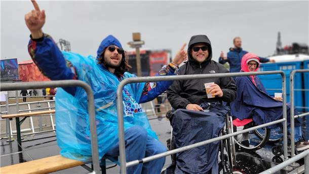 Deichbrand 2023 ertrinkt: REGEN und SCHLAMM ohne Ende (Fotos) Auch auf der Rolli-Tribühne geht die Regen-Party ab.