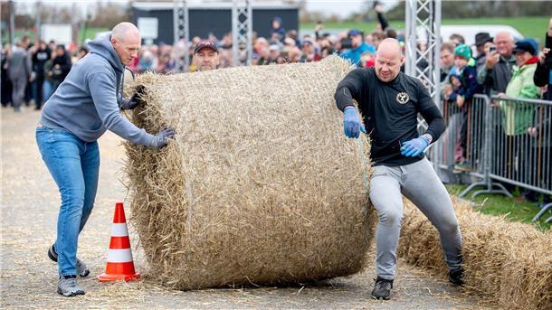 Auch auf einer Slalomstrecke müssen sich die Teams bei der Strohballen-Rollmeisterschaft bewähren.