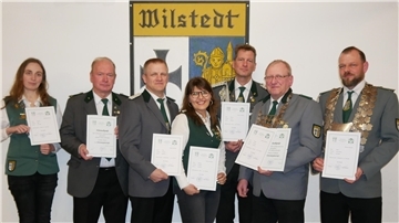 Auch Beförderungen gab es auf der Versammlung des Wilsteder Schützenvereins. Und zwar für (von links) Julia Mahnken (Königin 2023), Lothar Dreier, Alexander Waag, Tsvetelina Brünings, Gunter Schlosser, Hermann Wilhelm und Marco Boot sowie (alle nicht im Bild) Jörg Lemmermann, Immo Behrens, Arne Otterstedt, Alina Boot sowie die Ehrenmitglieder Sabine Blume-Forst, Günter Nase und Alfred Weber.