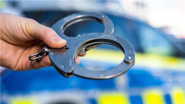 Auch bei Jugendlichen muss die Polizei teils Handschellen verwenden.