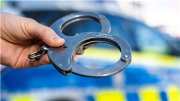Auch bei Jugendlichen muss die Polizei teils Handschellen verwenden.