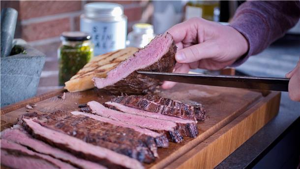 Auch beim Anschneiden hat Christian Schwarz einen Tipp: Immer gegen die Faser schneiden, ansonsten wird das Fleisch zäh. Übrigens: Direkt nach dem Aufschneiden hat das Steak noch nicht seine finale Farbe. Erst ist der Kern noch blass, aber nach ein paar Sekunden rötet er nach.