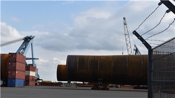 Auch beim Blick von der Werkszufahrt ist leicht zu erkennen: Das Steelwind-Werk in Blexen platzt gleichsam aus allen Nähten.