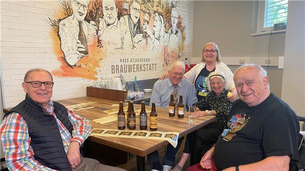 Projekt im Altersheim: Rentner brauen Bier Auch das Etikettieren von Bier aus eigener Produktion zählt zu den Aufgaben im Altersheim.