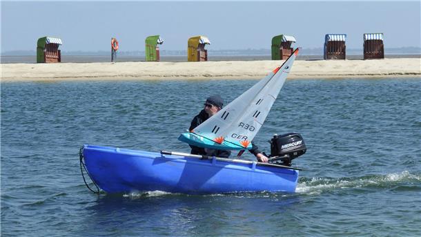 Auch das gehört zur Regatta: Das Bild zeigt, wie sich Mitorganisator Thomas Edom um ein havariertes Modellschiff kümmert.