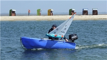 Auch das gehört zur Regatta: Das Bild zeigt, wie sich Mitorganisator Thomas Edom um ein havariertes Modellschiff kümmert.